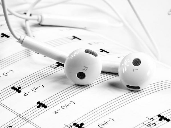 e83db60b2ef6003ecd0b470de7444e90fe76e6dc1bb718409df1c2_640_music